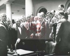 31.07.1964, Waszyngton, Stany Zjednoczone.
Obchody 20. rocznicy wybuchu powstania warszawskiego u prezydenta Lyndona B. Johnsona. Zorganizował je przewodniczący Komitetu Obchodu Dwudziestolecia Powstania Warszawskiego - Stefan Korboński. Z tej okazji prezydent USA podpisał proklamację ogłaszającą 1 sierpnia 1964 roku Dniem Powstania Warszawskiego. W pierwszym rzędzie w środku stoi prezydent Johnson.
Fot. NN, Studium Polski Podziemnej w Londynie