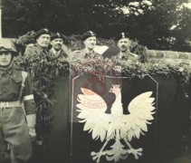 Po 1945, Londyn, Anglia, Wielka Brytania.
Prawdopodobnie parada wojskowa. Na trybunie stoją od lewej: dowódca 1. Brygady Pancernej gen. Stanisław Maczek, płk Sokołowski, były dowódca Jednostek Wojska w Wielkiej Brytanii gen. Janusz Głuchowski, Naczelny Wódz Polskich Sił Zbrojnych gen. Tadeusz Komorowski ps. 