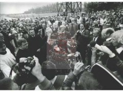 24.09.1978, Dachau, Republika Federalna Niemiec.
Prymas Polski Stefan Wyszyński (w środku) przyjmuje kwiaty od dziewczyny ubranej w strój ludowy podczas wizyty w hitlerowskim obozie koncentracyjnym. 
Fot. NN, Studium Polski Podziemnej w Londynie
