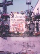 1.11.1984, Warszawa, Polska.
Transparent powieszony na ogrodzeniu kościoła św. Stanisława Kostki na Żoliborzu przed pogrzebem księdza Jerzego Popiełuszki, zamordowanego przez funkcjonariuszy Służby Bezpieczeństwa. 
Fot. NN, Studium Polski Podziemnej w Londynie