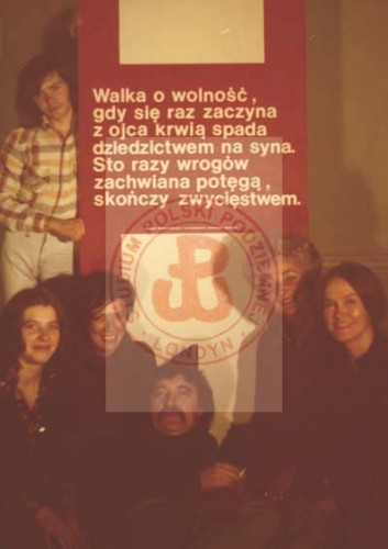 Lata 70. lub 80, Londyn, Anglia, Wielka Brytania.
Grupa artystyczna związana z emigracyjnym środowiskiem Armii Krajowej. Siedzą od lewej: córka gen. Tadeusza Pełczyńskiego Maria Bobrowska, Hanna Lohman, Andrzej K. Bobrowski, Halina Nekanda-Trepka, N. Trepka.
Fot. NN, Studium Polski Podziemnej w Londynie

