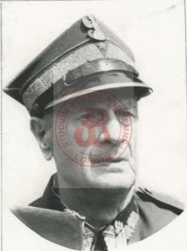 Maj 1976, Częstochowa, Polska.
Wacław Stachiewicz (1894-1973 lub 1976?) - generał Wojska Polskiego II RP, szef sztabu głównego WP w latach 1935-1939. Internowany w Rumunii w czasie II wojny światowej, po przyjeździe do Londynu zostaje bez przydziału wojskowego. Po wojnie pozostał na emigracji, zamieszkał w Kanadzie. Ostatnie zdjęcie generała wykonano podczas uroczystości kombatanckim AK na Jasnej Górze. 
Fot. NN, Studium Polski Podziemnej w Londynie