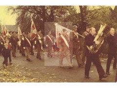 Październik 1987, Kossów, woj. częstochowskie, Polska.
Środowiska kombatanckie Armii Krajowej biorą udział w uroczystości upamiętniającej 5-dniową bitwę partyzancką na ziemi kieleckiej w 1944 r. Brały w niej udział 2 i 7 Dywizja Piechoty AK przeciwko oddziałom Wehrmachtu i SS.
Fot. NN, Studium Polski Podziemnej w Londynie