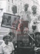 3.07.1979, Warszawa, Polska.
Byli żołnierze z IV Rejonu Obwodu Śródmieście Okręgu Warszawskiego Armii Krajowej prezentują zdjęcia z uroczystości poświęcenia przez papieża Jana Pawła II sztandaru stowarzyszenia podczas jego wizyty w Polsce.
Fot. NN, Studium Polski Podziemnej w Londynie