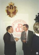 1992-1993, Warszawa, Polska.
Prezydent Lech Wałęsa podczas rozmowy z Bronisławem Komorowskim (z prawej), wiceministrem obrony narodowej ds. wychowawczo-społecznych w rządzie Hanny Suchockiej.
Fot. NN, Studium Polski Podziemnej w Londynie