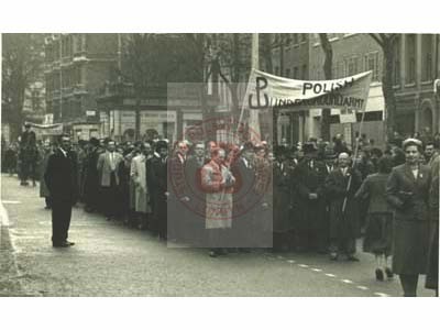 22.04.1956, Londyn, Anglia, Wielka Brytania.
Demonstracja polskiej emigracji przeciwko planowanej wizycie w Polsce I sekretarza Komitetu Centralnego Komunistycznej Partii Związku Radzieckiego (KPZR) Nikity Chruszczowa, a także premiera ZSRR Nikołaja Bułganina. W manifestacji wzięli udział przedstawiciele innych krajów Europy Środkowo-Wschodniej, znajdujących się w orbicie wpływów ZSRR.
Fot. NN, Studium Polski Podziemnej w Londynie