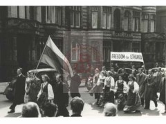 22.04.1956, Londyn, Anglia, Wielka Brytania.
Polacy na emigracji protestują przeciwko planowanej wizycie w Polsce I sekretarza Komitetu Centralnego Komunistycznej Partii Związku Radzieckiego (KPZR) Nikity Chruszczowa, a także premiera ZSRR Nikołaja Bułganina. 
Fot. NN, Studium Polski Podziemnej w Londynie