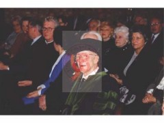 2003, Londyn, Anglia, Wielka Brytania.
Uroczystość wręczenia Janowi Nowakowi Jeziorańskiemu (1. z prawej) tytułu doktora honoris causa Polskiego Uniwersytetu Na Obczyźnie (P.U.N.O.) w Polskim Ośrodku Społeczno-Kulturalnym.
Fot. NN, Studium Polski Podziemnej w Londynie