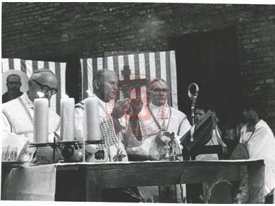 14.08.1972, Oświęcim, woj. krakowskie, Polska.
Kardynał Karol Wojtyła odprawia mszę świętą w niemieckim obozie Auschwitz-Birkenu, poświęconą pamięci ojca Maksymiliana Colbe. 
Fot. NN, Studium Polski Podziemnej w Londynie