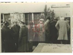 29.10.1944, Warszawa, Generalne Gubernatorstwo.
Żołnierze niemieccy i grupa cywilów przed wejściem do budynku. 
Fot. NN, zbiór Heinza Kornera, Studium Polski Podziemnej w Londynie