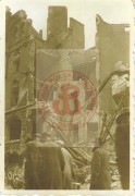 29.10.1944, Warszawa, Generalne Gubernatorstwo.
Grupa cywili przechodzi obok ruin budynku, zniszczonego w czasie w czasie powstania warszawskiego.
Fot. NN, zbiór Heinza Kornera, Studium Polski Podziemnej w Londynie