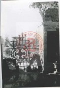 1944-1945, Warszawa, Generalne Gubernatorstwo.
Zniszczony Grób Nieznanego Żołnierza przy Pałacu Saskim. Na zdjęciu widać zachowane ozdobne elementy kraty od strony Ogrodu Saskiego – Krzyża Virtuti Militari. Za kratami widoczna fontanna. 
Fot. NN, Studium Polski Podziemnej w Londynie