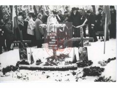 6.12.1981, Warszawa, Polska. 
Członkowie Obywatelskiego Komitetu Budowy Pomnika Ofiar Katynia oraz środowiska kombatanckie i opozycyjne podczas uroczystości wmurowania kamienia węgielnego i pod budowę nowego pomnika w Dolince Katyńskiej na Cmentarzu Wojskowym na Powązkach.
Fot. NN, Studium Polski Podziemnej w Londynie