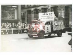 1949, Nowy Jork, Stany Zjednoczone.
Polonia Amerykańska ogląda defiladę byłych żołnierzy Armii Krajowej walczących w powstaniu warszawskim. 
Fot. NN, Studium Polski Podziemnej w Londynie