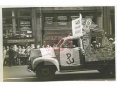 1949, Nowy Jork, Stany Zjednoczone.
Polonia Amerykańska ogląda defiladę byłych żołnierzy Armii Krajowej walczących w powstaniu warszawskim. 
Fot. NN, Studium Polski Podziemnej w Londynie 
