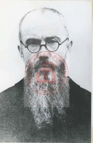 Prawdopodobnie lata 30, brak miejsca.
Ojciec Maksymilian Kolbe (1894-1941) - franciszkanin, misjonarz. Podczas okupacji niemieckiej dwukrotnie aresztowany i osadzony w więzieniu na Pawiaku. W maju 1941 r. trafił do obozu koncentracyjnego Auschwitz-Birkenau. Dobrowolnie oddał życie za współwięźnia Franciszka Gajowniczka. 
Fot. NN, Studium Polski Podziemnej w Londynie