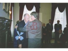 1.12.1995, Warszawa, Polska.
Uroczystości w Belwederze. Zastępca dyrektora rozgłośni Radia Wolna Europa Tadeusz Żenczykowski otrzymuje Order Orła Białego. 
Fot. NN, Studium Polski Podziemnej w Londynie
