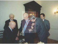 1.12.1995, Warszawa, Polska.
Uroczystości w Belwederze.W środku stoi odznaczony Orderem Orła Białego zastępca dyrektora rozgłośni Radia Wolna Europa Tadeusz Żenczykowski. 
Fot. NN, Studium Polski Podziemnej w Londynie