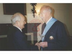 1.12.1995, Warszawa, Polska.
Uroczystości w Belwederze. Odznaczony Orderem Orła Białego zastępca dyrektora rozgłośni Radia Wolna Europa Tadeusz Żenczykowski (z prawej) podczas rozmowy z Jerzym Turowiczem, członkiem Kapituły Orderu Orła Białego przy prezydencie Lechu Wałęsie. 
Fot. NN, Studium Polski Podziemnej w Londynie