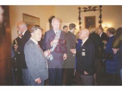 1.12.1995, Warszawa, Polska.
Uroczystości w Belwederze. Odznaczony Orderem Orła Białego zastępca dyrektora rozgłośni Radia Wolna Europa Tadeusz Żenczykowski (w środku) podczas rozmowy.
Fot. NN, Studium Polski Podziemnej w Londynie