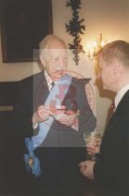 1.12.1995, Warszawa, Polska.
Uroczystości w Belwederze. Odznaczony Orderem Orła Białego zastępca dyrektora rozgłośni Radia Wolna Europa Tadeusz Żenczykowski podczas rozmowy.
Fot. NN, Studium Polski Podziemnej w Londynie