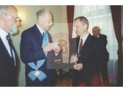 1.12.1995, Warszawa, Polska.
Uroczystości w Belwederze. Odznaczony Orderem Orła Białego zastępca dyrektora rozgłośni Radia Wolna Europa Tadeusz Żenczykowski podczas rozmowy.
Fot. NN, Studium Polski Podziemnej w Londynie