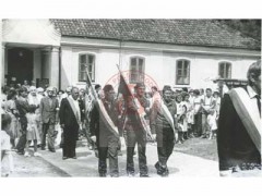 Lata 60, prawdopodobnie Polska.
Procesja religijna. W uroczystości biorą udział delegacje środowisk kombatanckich ze sztandarami.
Fot. NN, Studium Polski Podziemnej w Londynie
