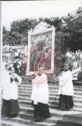 Lata 60, prawdopodobnie Polska.
Księża niosą w uroczystej procesji Cudowny Obraz Matki Bożej Częstochowskiej.
Fot. NN, Studium Polski Podziemnej w Londynie