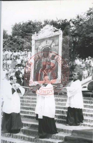 Lata 60, prawdopodobnie Polska.
Księża niosą w uroczystej procesji Cudowny Obraz Matki Bożej Częstochowskiej.
Fot. NN, Studium Polski Podziemnej w Londynie