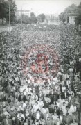Lata 60, prawdopodobnie Polska.
Tłum wiernych bierze udział w uroczystości religijnej. 
Fot. NN, Studium Polski Podziemnej w Londynie
