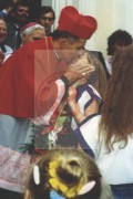 Lata 90, Polska.
Prymas Józef Glemp całuje dziewczynkę podczas spotkania z wiernymi.
Fot. NN, Studium Polski Podziemnej w Londynie
