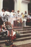 Lata 90, Polska.
Środowiska kombatanckie biorą udział we mszy świętej odprawianej przed kaplicą. 
Fot. NN, Studium Polski Podziemnej w Londynie