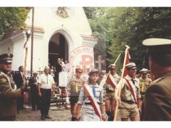Lata 90, Polska.
Kombatanci oraz harcerze podczas uroczystości rocznicowych. W głębi widoczny ołtarz przy wejściu do kaplicy.
Fot. NN, Studium Polski Podziemnej w Londynie