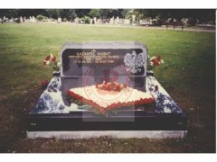 Lipiec 1989, Londyn, Anglia, Wielka Brytania.
Grób prezydenta RP na Uchodźstwie Kazimierza Sabbata na cmentarzu Gunnersbury. Urząd objął w 1986 r, zastępując na tym stanowisku Edwarda Raczyńskiego.
Fot. NN, Studium Polski Podziemnej w Londynie