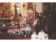 Koniec lat 80, prawdopodobnie Polska.
Msza święta w kościele w intencji poległych żołnierzy w czasie II wojny światowej. W nabożeństwie biorą udział ministranci oraz żołnierze Wojska Polskiego ze sztandarami.
Fot. NN, Studium Polski Podziemnej w Londynie