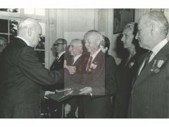 1.08.1975, Londyn, Anglia, Wielka Brytania.
31. rocznica wybuchu powstania warszawskiego. Gen. Tadeusz Pełczyński, prezes Rady Naczelnej Koła AK w Londynie (1. z prawej) podczas uroczystości nadania orderu Virtuti Militari oddziałom AK walczącym w czasie II wojny. 
Fot. NN, Studium Polski Podziemnej w Londynie
