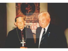 Lata 90, Warszawa, Polska.
Prymas Józef Glemp i członek Zarządu Światowego Związku Żołnierzy Armii Krajowej Stanisław Karolkiewicz podczas spotkania w siedzibie prymasowskiej przy ul. Miodowej.
Fot. NN, Studium Polski Podziemnej w Londynie
