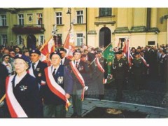 Lata 90, Warszawa, Polska.
Delegaci środowisk kombatanckich przed pałacem prymasowskim przy ul. Miodowej.  
Fot. NN, Studium Polski Podziemnej w Londynie