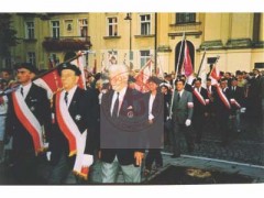 Lata 90, Warszawa, Polska.
Delegaci środowisk kombatanckich przed pałacem prymasowskim przy ul. Miodowej.  
Fot. NN, Studium Polski Podziemnej w Londynie