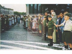 Lata 90, Warszawa, Polska.
Harcerze biorą udział w uroczystościach rocznicowych wybuchu powstania warszawskiego na Placu Krasińskich.
Fot. NN, Studium Polski Podziemnej w Londynie
