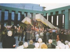 Lata 90, Warszawa, Polska.
Uroczystości rocznicowe wybuchu powstania warszawskiego przy Pomniku Powstania Warszawskiego na Placu Krasińskich. Za pomnikiem widoczny fragment budynku Gmach Sądu Najwyższego.
Fot. NN, Studium Polski Podziemnej w Londynie

