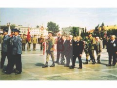 Lata 90, Warszawa, Polska.
Uroczystości rocznicowe wybuchu powstania warszawskiego przy Grobie Nieznanego Żołnierza na Placu Józefa Piłsudskiego.
Fot. NN, Studium Polski Podziemnej w Londynie
