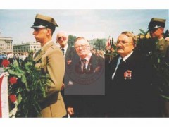Lata 90, Warszawa, Polska.
Delegaci środowisk kombatanckich biorą udział w uroczystości rocznicowych wybuchu powstania warszawskiego przy Grobie Nieznanego Żołnierza na Placu Józefa Piłsudskiego. Przed nimi żołnierz Wojska Polskiego niesie wieniec.
Fot. NN, Studium Polski Podziemnej w Londynie