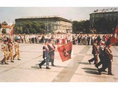 Lata 90, Warszawa, Polska.
Uroczystości rocznicowe wybuchu powstania warszawskiego przy Grobie Nieznanego Żołnierza na Placu Józefa Piłsudskiego. Na zdjęciu widoczne delegacje środowisk kombatanckich ze sztandarami.
Fot. NN, Studium Polski Podziemnej w Londynie
