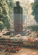 Lata 90, Warszawa, Polska.
Pomnik-obelisk Gloria Victis na Cmentarzu Wojskowym na Powązkach, upamiętniający powstanie warszawskie. Wokół pomnika znajdują się mogiły powstańców ekshumowanych z całego miasta po zakończeniu wojny.
Fot. NN, Studium Polski Podziemnej w Londynie
