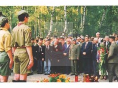 Lata 90, Warszawa, Polska.
Rocznica wybuchu powstania warszawskiego. Uroczystości pod pomnikiem Gloria Victis z asystą honorową Wojska Polskiego.
Fot. NN, Studium Polski Podziemnej w Londynie
