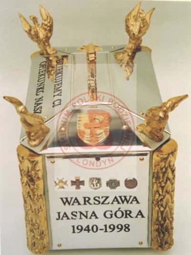 1998, Częstochowa, Polska.
Urna z ziemią przekazana klasztorowi na Jasnej Górze przez środowiska kombatanckie Armii Krajowej na emigracji.
Fot. NN, Studium Polski Podziemnej w Londynie