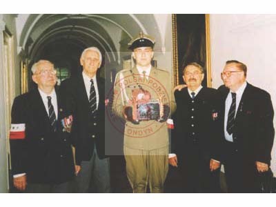 1998, Częstochowa, Polska.
Urna z ziemią przekazana klasztorowi na Jasnej Górze przez środowiska kombatanckie Armii Krajowej na emigracji.
Fot. NN, Studium Polski Podziemnej w Londynie