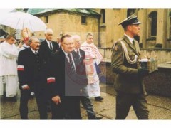1998, Częstochowa, Polska.
Uroczyste przekazanie urny z ziemią ufundowanej przez środowiska kombatanckie Armii Krajowej na emigracji i przekazanej klasztorowi na Jasnej Górze.
Fot. NN, Studium Polski Podziemnej w Londynie