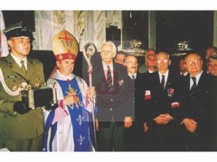 1998, Częstochowa, Polska.
Uroczyste przekazanie urny z ziemią ufundowanej przez środowiska kombatanckie Armii Krajowej na emigracji i przekazanej klasztorowi na Jasnej Górze. 2. z lewej stoi arcybiskup metropolita częstochowski Andrzej Nowak.
Fot. NN, Studium Polski Podziemnej w Londynie
